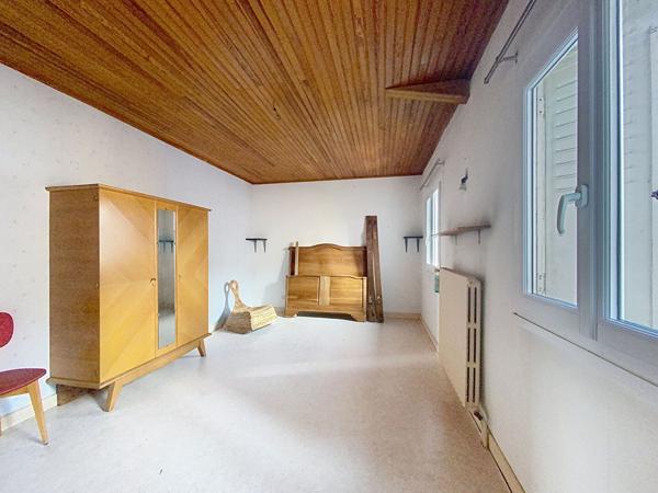 Maison de famille, 180m2, 4 chambres au centre ville de Amberieu En Bugey proche gares et commodités. Garage et cour.