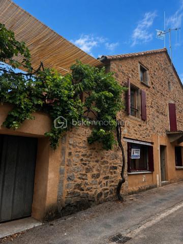 Une maison avec une âme… et cette sensation rare d’entrer dans un lieu qui raconte déjà une histoire.

Derrière sa grande façade en pierre, cette jolie maison de caractère dévoile un univers singulier, et profondemment chaleureux. Rénovée avec passion par un propriétaire à la sensibilité artistique, elle mêle avec beaucoup de justesse charme français et influences canadiennes, créant une décoration originale, vivante et pleine de personnalité.

Ici, rien n’est standardisé. Chaque pièce possède son atmosphère, chaque détail semble avoir été choisi pour donner à la maison ce supplément d’âme qui la rend immédiatement attachante.

Au rez-de-chaussée, la cuisine aménagée s’intègre naturellement dans cet univers chaleureux. La salle à manger, ouvert sur une jolie cour intérieure gravillonnée, invite à profiter pleinement de cette atmosphère paisible et intimiste.

À l’étage, la maison dévoile un agréable salon parqueté, véritable pièce de charme, prolongé par une porte ouvrant directement sur une terrasse en hauteur, dominant la cour intérieure. Un espace privilégié pour prendre un café au soleil, lire quelques pages ou simplement profiter du calme,  à l’abri d’une vigne centenaire qui apporte intimité et verdure. 

La maison dispose également de deux chambres, pensées dans le même esprit : authenticité, chaleur et originalité.

Mais au-delà de ses volumes et de ses prestations, cette maison possède quelque chose de plus difficile à trouver : une véritable personnalité.

Une maison où le bois, la pierre, le parquet, les objets choisis et chinés avec soin et les influences venues d’ailleurs se rencontrent pour créer un lieu hors du temps, chaleureux et profondément humain.

Une maison coup de cœur pour ceux qui recherchent plus qu’un simple bien immobilier.

Située dans un village à proximité de la vallée du Tarn et de ses plages, elle bénéficie d’un environnement agréable et d’une vie locale préservée, avec quelques commerces et services de proximité permettant de profiter du quotidien du village tout en faisant vivre les acteurs locaux.

Une maison qui s’inscrit pleinement dans son environnement, avec cette sensation rare d’être à la campagne, au cœur d’un village vivant, tout en profitant d’un lieu intime et personnel.

Un lieu avec du caractère.
Un lieu qui invite à ralentir.
et, un lieu qui raconte une histoire.

Maison Coup de cœur !