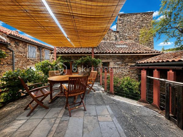 Une maison avec une âme… et cette sensation rare d’entrer dans un lieu qui raconte déjà une histoire.

Derrière sa grande façade en pierre, cette jolie maison de caractère dévoile un univers singulier, et profondemment chaleureux. Rénovée avec passion par un propriétaire à la sensibilité artistique, elle mêle avec beaucoup de justesse charme français et influences canadiennes, créant une décoration originale, vivante et pleine de personnalité.

Ici, rien n’est standardisé. Chaque pièce possède son atmosphère, chaque détail semble avoir été choisi pour donner à la maison ce supplément d’âme qui la rend immédiatement attachante.

Au rez-de-chaussée, la cuisine aménagée s’intègre naturellement dans cet univers chaleureux. La salle à manger, ouvert sur une jolie cour intérieure gravillonnée, invite à profiter pleinement de cette atmosphère paisible et intimiste.

À l’étage, la maison dévoile un agréable salon parqueté, véritable pièce de charme, prolongé par une porte ouvrant directement sur une terrasse en hauteur, dominant la cour intérieure. Un espace privilégié pour prendre un café au soleil, lire quelques pages ou simplement profiter du calme,  à l’abri d’une vigne centenaire qui apporte intimité et verdure. 

La maison dispose également de deux chambres, pensées dans le même esprit : authenticité, chaleur et originalité.

Mais au-delà de ses volumes et de ses prestations, cette maison possède quelque chose de plus difficile à trouver : une véritable personnalité.

Une maison où le bois, la pierre, le parquet, les objets choisis et chinés avec soin et les influences venues d’ailleurs se rencontrent pour créer un lieu hors du temps, chaleureux et profondément humain.

Une maison coup de cœur pour ceux qui recherchent plus qu’un simple bien immobilier.

Située dans un village à proximité de la vallée du Tarn et de ses plages, elle bénéficie d’un environnement agréable et d’une vie locale préservée, avec quelques commerces et services de proximité permettant de profiter du quotidien du village tout en faisant vivre les acteurs locaux.

Une maison qui s’inscrit pleinement dans son environnement, avec cette sensation rare d’être à la campagne, au cœur d’un village vivant, tout en profitant d’un lieu intime et personnel.

Un lieu avec du caractère.
Un lieu qui invite à ralentir.
et, un lieu qui raconte une histoire.

Maison Coup de cœur !