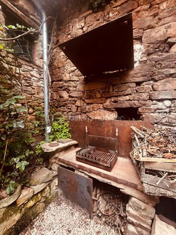Une maison avec une âme… et cette sensation rare d’entrer dans un lieu qui raconte déjà une histoire.

Derrière sa grande façade en pierre, cette jolie maison de caractère dévoile un univers singulier, et profondemment chaleureux. Rénovée avec passion par un propriétaire à la sensibilité artistique, elle mêle avec beaucoup de justesse charme français et influences canadiennes, créant une décoration originale, vivante et pleine de personnalité.

Ici, rien n’est standardisé. Chaque pièce possède son atmosphère, chaque détail semble avoir été choisi pour donner à la maison ce supplément d’âme qui la rend immédiatement attachante.

Au rez-de-chaussée, la cuisine aménagée s’intègre naturellement dans cet univers chaleureux. La salle à manger, ouvert sur une jolie cour intérieure gravillonnée, invite à profiter pleinement de cette atmosphère paisible et intimiste.

À l’étage, la maison dévoile un agréable salon parqueté, véritable pièce de charme, prolongé par une porte ouvrant directement sur une terrasse en hauteur, dominant la cour intérieure. Un espace privilégié pour prendre un café au soleil, lire quelques pages ou simplement profiter du calme,  à l’abri d’une vigne centenaire qui apporte intimité et verdure. 

La maison dispose également de deux chambres, pensées dans le même esprit : authenticité, chaleur et originalité.

Mais au-delà de ses volumes et de ses prestations, cette maison possède quelque chose de plus difficile à trouver : une véritable personnalité.

Une maison où le bois, la pierre, le parquet, les objets choisis et chinés avec soin et les influences venues d’ailleurs se rencontrent pour créer un lieu hors du temps, chaleureux et profondément humain.

Une maison coup de cœur pour ceux qui recherchent plus qu’un simple bien immobilier.

Située dans un village à proximité de la vallée du Tarn et de ses plages, elle bénéficie d’un environnement agréable et d’une vie locale préservée, avec quelques commerces et services de proximité permettant de profiter du quotidien du village tout en faisant vivre les acteurs locaux.

Une maison qui s’inscrit pleinement dans son environnement, avec cette sensation rare d’être à la campagne, au cœur d’un village vivant, tout en profitant d’un lieu intime et personnel.

Un lieu avec du caractère.
Un lieu qui invite à ralentir.
et, un lieu qui raconte une histoire.

Maison Coup de cœur !