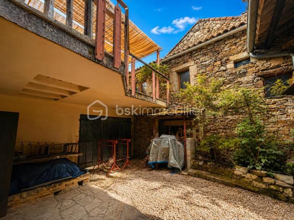 Une maison avec une âme… et cette sensation rare d’entrer dans un lieu qui raconte déjà une histoire.

Derrière sa grande façade en pierre, cette jolie maison de caractère dévoile un univers singulier, et profondemment chaleureux. Rénovée avec passion par un propriétaire à la sensibilité artistique, elle mêle avec beaucoup de justesse charme français et influences canadiennes, créant une décoration originale, vivante et pleine de personnalité.

Ici, rien n’est standardisé. Chaque pièce possède son atmosphère, chaque détail semble avoir été choisi pour donner à la maison ce supplément d’âme qui la rend immédiatement attachante.

Au rez-de-chaussée, la cuisine aménagée s’intègre naturellement dans cet univers chaleureux. La salle à manger, ouvert sur une jolie cour intérieure gravillonnée, invite à profiter pleinement de cette atmosphère paisible et intimiste.

À l’étage, la maison dévoile un agréable salon parqueté, véritable pièce de charme, prolongé par une porte ouvrant directement sur une terrasse en hauteur, dominant la cour intérieure. Un espace privilégié pour prendre un café au soleil, lire quelques pages ou simplement profiter du calme,  à l’abri d’une vigne centenaire qui apporte intimité et verdure. 

La maison dispose également de deux chambres, pensées dans le même esprit : authenticité, chaleur et originalité.

Mais au-delà de ses volumes et de ses prestations, cette maison possède quelque chose de plus difficile à trouver : une véritable personnalité.

Une maison où le bois, la pierre, le parquet, les objets choisis et chinés avec soin et les influences venues d’ailleurs se rencontrent pour créer un lieu hors du temps, chaleureux et profondément humain.

Une maison coup de cœur pour ceux qui recherchent plus qu’un simple bien immobilier.

Située dans un village à proximité de la vallée du Tarn et de ses plages, elle bénéficie d’un environnement agréable et d’une vie locale préservée, avec quelques commerces et services de proximité permettant de profiter du quotidien du village tout en faisant vivre les acteurs locaux.

Une maison qui s’inscrit pleinement dans son environnement, avec cette sensation rare d’être à la campagne, au cœur d’un village vivant, tout en profitant d’un lieu intime et personnel.

Un lieu avec du caractère.
Un lieu qui invite à ralentir.
et, un lieu qui raconte une histoire.

Maison Coup de cœur !