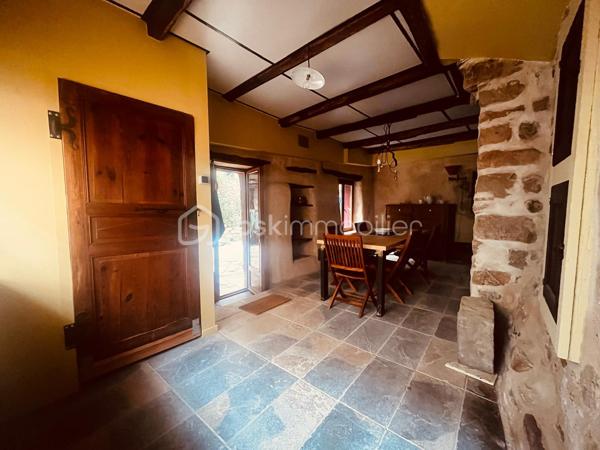 Une maison avec une âme… et cette sensation rare d’entrer dans un lieu qui raconte déjà une histoire.

Derrière sa grande façade en pierre, cette jolie maison de caractère dévoile un univers singulier, et profondemment chaleureux. Rénovée avec passion par un propriétaire à la sensibilité artistique, elle mêle avec beaucoup de justesse charme français et influences canadiennes, créant une décoration originale, vivante et pleine de personnalité.

Ici, rien n’est standardisé. Chaque pièce possède son atmosphère, chaque détail semble avoir été choisi pour donner à la maison ce supplément d’âme qui la rend immédiatement attachante.

Au rez-de-chaussée, la cuisine aménagée s’intègre naturellement dans cet univers chaleureux. La salle à manger, ouvert sur une jolie cour intérieure gravillonnée, invite à profiter pleinement de cette atmosphère paisible et intimiste.

À l’étage, la maison dévoile un agréable salon parqueté, véritable pièce de charme, prolongé par une porte ouvrant directement sur une terrasse en hauteur, dominant la cour intérieure. Un espace privilégié pour prendre un café au soleil, lire quelques pages ou simplement profiter du calme,  à l’abri d’une vigne centenaire qui apporte intimité et verdure. 

La maison dispose également de deux chambres, pensées dans le même esprit : authenticité, chaleur et originalité.

Mais au-delà de ses volumes et de ses prestations, cette maison possède quelque chose de plus difficile à trouver : une véritable personnalité.

Une maison où le bois, la pierre, le parquet, les objets choisis et chinés avec soin et les influences venues d’ailleurs se rencontrent pour créer un lieu hors du temps, chaleureux et profondément humain.

Une maison coup de cœur pour ceux qui recherchent plus qu’un simple bien immobilier.

Située dans un village à proximité de la vallée du Tarn et de ses plages, elle bénéficie d’un environnement agréable et d’une vie locale préservée, avec quelques commerces et services de proximité permettant de profiter du quotidien du village tout en faisant vivre les acteurs locaux.

Une maison qui s’inscrit pleinement dans son environnement, avec cette sensation rare d’être à la campagne, au cœur d’un village vivant, tout en profitant d’un lieu intime et personnel.

Un lieu avec du caractère.
Un lieu qui invite à ralentir.
et, un lieu qui raconte une histoire.

Maison Coup de cœur !
