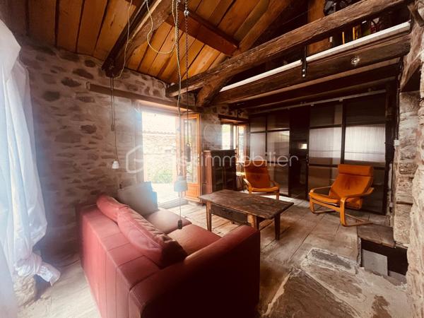 Une maison avec une âme… et cette sensation rare d’entrer dans un lieu qui raconte déjà une histoire.

Derrière sa grande façade en pierre, cette jolie maison de caractère dévoile un univers singulier, et profondemment chaleureux. Rénovée avec passion par un propriétaire à la sensibilité artistique, elle mêle avec beaucoup de justesse charme français et influences canadiennes, créant une décoration originale, vivante et pleine de personnalité.

Ici, rien n’est standardisé. Chaque pièce possède son atmosphère, chaque détail semble avoir été choisi pour donner à la maison ce supplément d’âme qui la rend immédiatement attachante.

Au rez-de-chaussée, la cuisine aménagée s’intègre naturellement dans cet univers chaleureux. La salle à manger, ouvert sur une jolie cour intérieure gravillonnée, invite à profiter pleinement de cette atmosphère paisible et intimiste.

À l’étage, la maison dévoile un agréable salon parqueté, véritable pièce de charme, prolongé par une porte ouvrant directement sur une terrasse en hauteur, dominant la cour intérieure. Un espace privilégié pour prendre un café au soleil, lire quelques pages ou simplement profiter du calme,  à l’abri d’une vigne centenaire qui apporte intimité et verdure. 

La maison dispose également de deux chambres, pensées dans le même esprit : authenticité, chaleur et originalité.

Mais au-delà de ses volumes et de ses prestations, cette maison possède quelque chose de plus difficile à trouver : une véritable personnalité.

Une maison où le bois, la pierre, le parquet, les objets choisis et chinés avec soin et les influences venues d’ailleurs se rencontrent pour créer un lieu hors du temps, chaleureux et profondément humain.

Une maison coup de cœur pour ceux qui recherchent plus qu’un simple bien immobilier.

Située dans un village à proximité de la vallée du Tarn et de ses plages, elle bénéficie d’un environnement agréable et d’une vie locale préservée, avec quelques commerces et services de proximité permettant de profiter du quotidien du village tout en faisant vivre les acteurs locaux.

Une maison qui s’inscrit pleinement dans son environnement, avec cette sensation rare d’être à la campagne, au cœur d’un village vivant, tout en profitant d’un lieu intime et personnel.

Un lieu avec du caractère.
Un lieu qui invite à ralentir.
et, un lieu qui raconte une histoire.

Maison Coup de cœur !
