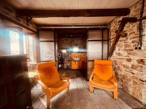 Une maison avec une âme… et cette sensation rare d’entrer dans un lieu qui raconte déjà une histoire.

Derrière sa grande façade en pierre, cette jolie maison de caractère dévoile un univers singulier, et profondemment chaleureux. Rénovée avec passion par un propriétaire à la sensibilité artistique, elle mêle avec beaucoup de justesse charme français et influences canadiennes, créant une décoration originale, vivante et pleine de personnalité.

Ici, rien n’est standardisé. Chaque pièce possède son atmosphère, chaque détail semble avoir été choisi pour donner à la maison ce supplément d’âme qui la rend immédiatement attachante.

Au rez-de-chaussée, la cuisine aménagée s’intègre naturellement dans cet univers chaleureux. La salle à manger, ouvert sur une jolie cour intérieure gravillonnée, invite à profiter pleinement de cette atmosphère paisible et intimiste.

À l’étage, la maison dévoile un agréable salon parqueté, véritable pièce de charme, prolongé par une porte ouvrant directement sur une terrasse en hauteur, dominant la cour intérieure. Un espace privilégié pour prendre un café au soleil, lire quelques pages ou simplement profiter du calme,  à l’abri d’une vigne centenaire qui apporte intimité et verdure. 

La maison dispose également de deux chambres, pensées dans le même esprit : authenticité, chaleur et originalité.

Mais au-delà de ses volumes et de ses prestations, cette maison possède quelque chose de plus difficile à trouver : une véritable personnalité.

Une maison où le bois, la pierre, le parquet, les objets choisis et chinés avec soin et les influences venues d’ailleurs se rencontrent pour créer un lieu hors du temps, chaleureux et profondément humain.

Une maison coup de cœur pour ceux qui recherchent plus qu’un simple bien immobilier.

Située dans un village à proximité de la vallée du Tarn et de ses plages, elle bénéficie d’un environnement agréable et d’une vie locale préservée, avec quelques commerces et services de proximité permettant de profiter du quotidien du village tout en faisant vivre les acteurs locaux.

Une maison qui s’inscrit pleinement dans son environnement, avec cette sensation rare d’être à la campagne, au cœur d’un village vivant, tout en profitant d’un lieu intime et personnel.

Un lieu avec du caractère.
Un lieu qui invite à ralentir.
et, un lieu qui raconte une histoire.

Maison Coup de cœur !