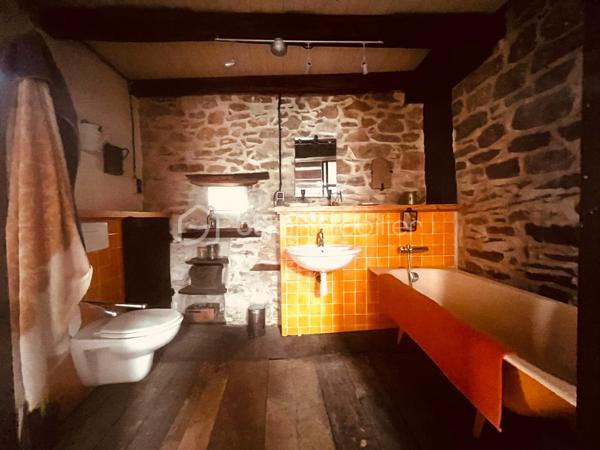 Une maison avec une âme… et cette sensation rare d’entrer dans un lieu qui raconte déjà une histoire.

Derrière sa grande façade en pierre, cette jolie maison de caractère dévoile un univers singulier, et profondemment chaleureux. Rénovée avec passion par un propriétaire à la sensibilité artistique, elle mêle avec beaucoup de justesse charme français et influences canadiennes, créant une décoration originale, vivante et pleine de personnalité.

Ici, rien n’est standardisé. Chaque pièce possède son atmosphère, chaque détail semble avoir été choisi pour donner à la maison ce supplément d’âme qui la rend immédiatement attachante.

Au rez-de-chaussée, la cuisine aménagée s’intègre naturellement dans cet univers chaleureux. La salle à manger, ouvert sur une jolie cour intérieure gravillonnée, invite à profiter pleinement de cette atmosphère paisible et intimiste.

À l’étage, la maison dévoile un agréable salon parqueté, véritable pièce de charme, prolongé par une porte ouvrant directement sur une terrasse en hauteur, dominant la cour intérieure. Un espace privilégié pour prendre un café au soleil, lire quelques pages ou simplement profiter du calme,  à l’abri d’une vigne centenaire qui apporte intimité et verdure. 

La maison dispose également de deux chambres, pensées dans le même esprit : authenticité, chaleur et originalité.

Mais au-delà de ses volumes et de ses prestations, cette maison possède quelque chose de plus difficile à trouver : une véritable personnalité.

Une maison où le bois, la pierre, le parquet, les objets choisis et chinés avec soin et les influences venues d’ailleurs se rencontrent pour créer un lieu hors du temps, chaleureux et profondément humain.

Une maison coup de cœur pour ceux qui recherchent plus qu’un simple bien immobilier.

Située dans un village à proximité de la vallée du Tarn et de ses plages, elle bénéficie d’un environnement agréable et d’une vie locale préservée, avec quelques commerces et services de proximité permettant de profiter du quotidien du village tout en faisant vivre les acteurs locaux.

Une maison qui s’inscrit pleinement dans son environnement, avec cette sensation rare d’être à la campagne, au cœur d’un village vivant, tout en profitant d’un lieu intime et personnel.

Un lieu avec du caractère.
Un lieu qui invite à ralentir.
et, un lieu qui raconte une histoire.

Maison Coup de cœur !