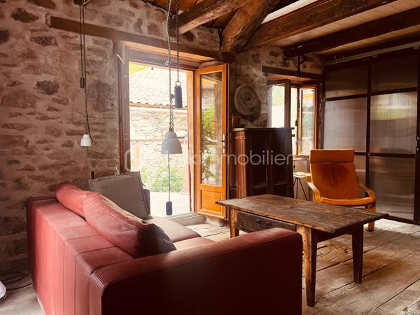 Une maison avec une âme… et cette sensation rare d’entrer dans un lieu qui raconte déjà une histoire.

Derrière sa grande façade en pierre, cette jolie maison de caractère dévoile un univers singulier, et profondemment chaleureux. Rénovée avec passion par un propriétaire à la sensibilité artistique, elle mêle avec beaucoup de justesse charme français et influences canadiennes, créant une décoration originale, vivante et pleine de personnalité.

Ici, rien n’est standardisé. Chaque pièce possède son atmosphère, chaque détail semble avoir été choisi pour donner à la maison ce supplément d’âme qui la rend immédiatement attachante.

Au rez-de-chaussée, la cuisine aménagée s’intègre naturellement dans cet univers chaleureux. La salle à manger, ouvert sur une jolie cour intérieure gravillonnée, invite à profiter pleinement de cette atmosphère paisible et intimiste.

À l’étage, la maison dévoile un agréable salon parqueté, véritable pièce de charme, prolongé par une porte ouvrant directement sur une terrasse en hauteur, dominant la cour intérieure. Un espace privilégié pour prendre un café au soleil, lire quelques pages ou simplement profiter du calme,  à l’abri d’une vigne centenaire qui apporte intimité et verdure. 

La maison dispose également de deux chambres, pensées dans le même esprit : authenticité, chaleur et originalité.

Mais au-delà de ses volumes et de ses prestations, cette maison possède quelque chose de plus difficile à trouver : une véritable personnalité.

Une maison où le bois, la pierre, le parquet, les objets choisis et chinés avec soin et les influences venues d’ailleurs se rencontrent pour créer un lieu hors du temps, chaleureux et profondément humain.

Une maison coup de cœur pour ceux qui recherchent plus qu’un simple bien immobilier.

Située dans un village à proximité de la vallée du Tarn et de ses plages, elle bénéficie d’un environnement agréable et d’une vie locale préservée, avec quelques commerces et services de proximité permettant de profiter du quotidien du village tout en faisant vivre les acteurs locaux.

Une maison qui s’inscrit pleinement dans son environnement, avec cette sensation rare d’être à la campagne, au cœur d’un village vivant, tout en profitant d’un lieu intime et personnel.

Un lieu avec du caractère.
Un lieu qui invite à ralentir.
et, un lieu qui raconte une histoire.

Maison Coup de cœur !