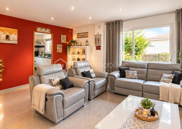 C’est dans une **impasse, au calme, dans un secteur recherché de Villelongue-de-la-Salanque**, que je vous propose de découvrir cette belle villa quatre faces, implantée sur une parcelle d’environ **580 m²**.

Une maison qui offre de beaux volumes, de belles prestations et surtout, **un vrai potentiel pour en faire un lieu de vie à votre image**.

Au rez-de-chaussée, vous découvrirez une pièce de vie particulièrement agréable avec un **grand salon-séjour et sa cheminée**, largement ouvert sur l’extérieur grâce aux grandes baies vitrées. La **cuisine équipée avec son îlot central** est parfaitement adaptée à la vie de famille et aux moments partagés.

Ce niveau dispose également d'une **chambre avec douche**, un vrai plus pour recevoir, pour un membre de la famille ou tout simplement pour profiter d'une chambre de plain-pied.

À l'étage, la maison propose **trois chambres supplémentaires ainsi qu'une belle salle de bains**.

Côté confort, la maison est équipée d'une **domotique dernière génération** et d'une **alarme**, permettant de gérer facilement les équipements de la maison et de profiter d'un quotidien plus confortable et sécurisé.

À l'extérieur, la parcelle d'environ **580 m² est entièrement clôturée et sans vis-à-vis**. La maison étant quatre faces, elle bénéficie également d'une belle indépendance autour du bâti.

Un **garage avec porte électrique** vient compléter l'ensemble. La climatisation est présente dans toute la maison

Et c'est justement ce qui m'a plu dans cette maison : elle est déjà très agréable à vivre, mais elle laisse également **la possibilité d'aller encore plus loin et de créer quelque chose qui vous ressemble**.

Le tout dans un environnement calme, tout en étant **proche des commerces et des commodités**.

DPE en cours

📍 **Villelongue-de-la-Salanque**
🏡 **Villa 4 faces – T5**
🌿 **Terrain d'environ 580 m²**
🚗 **Garage avec porte électrique**
🔐 **Alarme + domotique dernière génération**
👀 **Sans vis-à-vis**
💶 **379 900 € honoraires d'agence inclus**

Une maison à découvrir sur place pour vraiment apprécier ses volumes, son environnement et tout ce qu'elle peut encore offrir.

**Pour plus d'informations ou pour organiser une visite, contactez-moi.**

**Sabrina Willaert – BSK Immobilier**
*Votre projet immobilier = un projet humain.*