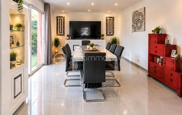 C’est dans une **impasse, au calme, dans un secteur recherché de Villelongue-de-la-Salanque**, que je vous propose de découvrir cette belle villa quatre faces, implantée sur une parcelle d’environ **580 m²**.

Une maison qui offre de beaux volumes, de belles prestations et surtout, **un vrai potentiel pour en faire un lieu de vie à votre image**.

Au rez-de-chaussée, vous découvrirez une pièce de vie particulièrement agréable avec un **grand salon-séjour et sa cheminée**, largement ouvert sur l’extérieur grâce aux grandes baies vitrées. La **cuisine équipée avec son îlot central** est parfaitement adaptée à la vie de famille et aux moments partagés.

Ce niveau dispose également d'une **chambre avec douche**, un vrai plus pour recevoir, pour un membre de la famille ou tout simplement pour profiter d'une chambre de plain-pied.

À l'étage, la maison propose **trois chambres supplémentaires ainsi qu'une belle salle de bains**.

Côté confort, la maison est équipée d'une **domotique dernière génération** et d'une **alarme**, permettant de gérer facilement les équipements de la maison et de profiter d'un quotidien plus confortable et sécurisé.

À l'extérieur, la parcelle d'environ **580 m² est entièrement clôturée et sans vis-à-vis**. La maison étant quatre faces, elle bénéficie également d'une belle indépendance autour du bâti.

Un **garage avec porte électrique** vient compléter l'ensemble. La climatisation est présente dans toute la maison

Et c'est justement ce qui m'a plu dans cette maison : elle est déjà très agréable à vivre, mais elle laisse également **la possibilité d'aller encore plus loin et de créer quelque chose qui vous ressemble**.

Le tout dans un environnement calme, tout en étant **proche des commerces et des commodités**.

DPE en cours

📍 **Villelongue-de-la-Salanque**
🏡 **Villa 4 faces – T5**
🌿 **Terrain d'environ 580 m²**
🚗 **Garage avec porte électrique**
🔐 **Alarme + domotique dernière génération**
👀 **Sans vis-à-vis**
💶 **379 900 € honoraires d'agence inclus**

Une maison à découvrir sur place pour vraiment apprécier ses volumes, son environnement et tout ce qu'elle peut encore offrir.

**Pour plus d'informations ou pour organiser une visite, contactez-moi.**

**Sabrina Willaert – BSK Immobilier**
*Votre projet immobilier = un projet humain.*