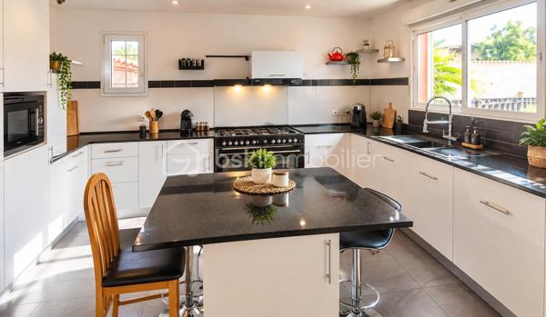 C’est dans une **impasse, au calme, dans un secteur recherché de Villelongue-de-la-Salanque**, que je vous propose de découvrir cette belle villa quatre faces, implantée sur une parcelle d’environ **580 m²**.

Une maison qui offre de beaux volumes, de belles prestations et surtout, **un vrai potentiel pour en faire un lieu de vie à votre image**.

Au rez-de-chaussée, vous découvrirez une pièce de vie particulièrement agréable avec un **grand salon-séjour et sa cheminée**, largement ouvert sur l’extérieur grâce aux grandes baies vitrées. La **cuisine équipée avec son îlot central** est parfaitement adaptée à la vie de famille et aux moments partagés.

Ce niveau dispose également d'une **chambre avec douche**, un vrai plus pour recevoir, pour un membre de la famille ou tout simplement pour profiter d'une chambre de plain-pied.

À l'étage, la maison propose **trois chambres supplémentaires ainsi qu'une belle salle de bains**.

Côté confort, la maison est équipée d'une **domotique dernière génération** et d'une **alarme**, permettant de gérer facilement les équipements de la maison et de profiter d'un quotidien plus confortable et sécurisé.

À l'extérieur, la parcelle d'environ **580 m² est entièrement clôturée et sans vis-à-vis**. La maison étant quatre faces, elle bénéficie également d'une belle indépendance autour du bâti.

Un **garage avec porte électrique** vient compléter l'ensemble. La climatisation est présente dans toute la maison

Et c'est justement ce qui m'a plu dans cette maison : elle est déjà très agréable à vivre, mais elle laisse également **la possibilité d'aller encore plus loin et de créer quelque chose qui vous ressemble**.

Le tout dans un environnement calme, tout en étant **proche des commerces et des commodités**.

DPE en cours

📍 **Villelongue-de-la-Salanque**
🏡 **Villa 4 faces – T5**
🌿 **Terrain d'environ 580 m²**
🚗 **Garage avec porte électrique**
🔐 **Alarme + domotique dernière génération**
👀 **Sans vis-à-vis**
💶 **379 900 € honoraires d'agence inclus**

Une maison à découvrir sur place pour vraiment apprécier ses volumes, son environnement et tout ce qu'elle peut encore offrir.

**Pour plus d'informations ou pour organiser une visite, contactez-moi.**

**Sabrina Willaert – BSK Immobilier**
*Votre projet immobilier = un projet humain.*