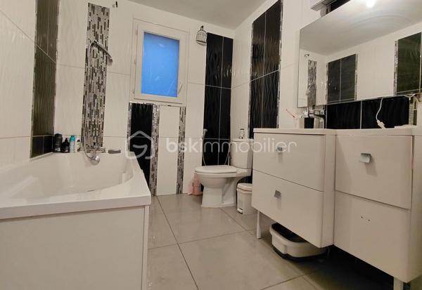 C’est dans une **impasse, au calme, dans un secteur recherché de Villelongue-de-la-Salanque**, que je vous propose de découvrir cette belle villa quatre faces, implantée sur une parcelle d’environ **580 m²**.

Une maison qui offre de beaux volumes, de belles prestations et surtout, **un vrai potentiel pour en faire un lieu de vie à votre image**.

Au rez-de-chaussée, vous découvrirez une pièce de vie particulièrement agréable avec un **grand salon-séjour et sa cheminée**, largement ouvert sur l’extérieur grâce aux grandes baies vitrées. La **cuisine équipée avec son îlot central** est parfaitement adaptée à la vie de famille et aux moments partagés.

Ce niveau dispose également d'une **chambre avec douche**, un vrai plus pour recevoir, pour un membre de la famille ou tout simplement pour profiter d'une chambre de plain-pied.

À l'étage, la maison propose **trois chambres supplémentaires ainsi qu'une belle salle de bains**.

Côté confort, la maison est équipée d'une **domotique dernière génération** et d'une **alarme**, permettant de gérer facilement les équipements de la maison et de profiter d'un quotidien plus confortable et sécurisé.

À l'extérieur, la parcelle d'environ **580 m² est entièrement clôturée et sans vis-à-vis**. La maison étant quatre faces, elle bénéficie également d'une belle indépendance autour du bâti.

Un **garage avec porte électrique** vient compléter l'ensemble. La climatisation est présente dans toute la maison

Et c'est justement ce qui m'a plu dans cette maison : elle est déjà très agréable à vivre, mais elle laisse également **la possibilité d'aller encore plus loin et de créer quelque chose qui vous ressemble**.

Le tout dans un environnement calme, tout en étant **proche des commerces et des commodités**.

DPE en cours

📍 **Villelongue-de-la-Salanque**
🏡 **Villa 4 faces – T5**
🌿 **Terrain d'environ 580 m²**
🚗 **Garage avec porte électrique**
🔐 **Alarme + domotique dernière génération**
👀 **Sans vis-à-vis**
💶 **379 900 € honoraires d'agence inclus**

Une maison à découvrir sur place pour vraiment apprécier ses volumes, son environnement et tout ce qu'elle peut encore offrir.

**Pour plus d'informations ou pour organiser une visite, contactez-moi.**

**Sabrina Willaert – BSK Immobilier**
*Votre projet immobilier = un projet humain.*
