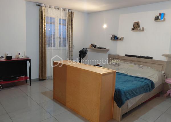 C’est dans une **impasse, au calme, dans un secteur recherché de Villelongue-de-la-Salanque**, que je vous propose de découvrir cette belle villa quatre faces, implantée sur une parcelle d’environ **580 m²**.

Une maison qui offre de beaux volumes, de belles prestations et surtout, **un vrai potentiel pour en faire un lieu de vie à votre image**.

Au rez-de-chaussée, vous découvrirez une pièce de vie particulièrement agréable avec un **grand salon-séjour et sa cheminée**, largement ouvert sur l’extérieur grâce aux grandes baies vitrées. La **cuisine équipée avec son îlot central** est parfaitement adaptée à la vie de famille et aux moments partagés.

Ce niveau dispose également d'une **chambre avec douche**, un vrai plus pour recevoir, pour un membre de la famille ou tout simplement pour profiter d'une chambre de plain-pied.

À l'étage, la maison propose **trois chambres supplémentaires ainsi qu'une belle salle de bains**.

Côté confort, la maison est équipée d'une **domotique dernière génération** et d'une **alarme**, permettant de gérer facilement les équipements de la maison et de profiter d'un quotidien plus confortable et sécurisé.

À l'extérieur, la parcelle d'environ **580 m² est entièrement clôturée et sans vis-à-vis**. La maison étant quatre faces, elle bénéficie également d'une belle indépendance autour du bâti.

Un **garage avec porte électrique** vient compléter l'ensemble. La climatisation est présente dans toute la maison

Et c'est justement ce qui m'a plu dans cette maison : elle est déjà très agréable à vivre, mais elle laisse également **la possibilité d'aller encore plus loin et de créer quelque chose qui vous ressemble**.

Le tout dans un environnement calme, tout en étant **proche des commerces et des commodités**.

DPE en cours

📍 **Villelongue-de-la-Salanque**
🏡 **Villa 4 faces – T5**
🌿 **Terrain d'environ 580 m²**
🚗 **Garage avec porte électrique**
🔐 **Alarme + domotique dernière génération**
👀 **Sans vis-à-vis**
💶 **379 900 € honoraires d'agence inclus**

Une maison à découvrir sur place pour vraiment apprécier ses volumes, son environnement et tout ce qu'elle peut encore offrir.

**Pour plus d'informations ou pour organiser une visite, contactez-moi.**

**Sabrina Willaert – BSK Immobilier**
*Votre projet immobilier = un projet humain.*