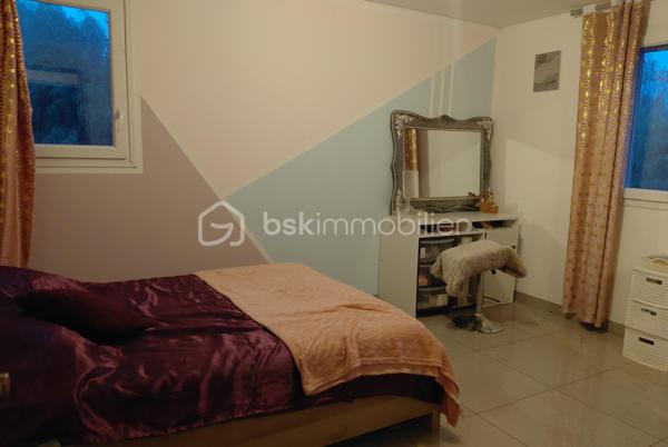 C’est dans une **impasse, au calme, dans un secteur recherché de Villelongue-de-la-Salanque**, que je vous propose de découvrir cette belle villa quatre faces, implantée sur une parcelle d’environ **580 m²**.

Une maison qui offre de beaux volumes, de belles prestations et surtout, **un vrai potentiel pour en faire un lieu de vie à votre image**.

Au rez-de-chaussée, vous découvrirez une pièce de vie particulièrement agréable avec un **grand salon-séjour et sa cheminée**, largement ouvert sur l’extérieur grâce aux grandes baies vitrées. La **cuisine équipée avec son îlot central** est parfaitement adaptée à la vie de famille et aux moments partagés.

Ce niveau dispose également d'une **chambre avec douche**, un vrai plus pour recevoir, pour un membre de la famille ou tout simplement pour profiter d'une chambre de plain-pied.

À l'étage, la maison propose **trois chambres supplémentaires ainsi qu'une belle salle de bains**.

Côté confort, la maison est équipée d'une **domotique dernière génération** et d'une **alarme**, permettant de gérer facilement les équipements de la maison et de profiter d'un quotidien plus confortable et sécurisé.

À l'extérieur, la parcelle d'environ **580 m² est entièrement clôturée et sans vis-à-vis**. La maison étant quatre faces, elle bénéficie également d'une belle indépendance autour du bâti.

Un **garage avec porte électrique** vient compléter l'ensemble. La climatisation est présente dans toute la maison

Et c'est justement ce qui m'a plu dans cette maison : elle est déjà très agréable à vivre, mais elle laisse également **la possibilité d'aller encore plus loin et de créer quelque chose qui vous ressemble**.

Le tout dans un environnement calme, tout en étant **proche des commerces et des commodités**.

DPE en cours

📍 **Villelongue-de-la-Salanque**
🏡 **Villa 4 faces – T5**
🌿 **Terrain d'environ 580 m²**
🚗 **Garage avec porte électrique**
🔐 **Alarme + domotique dernière génération**
👀 **Sans vis-à-vis**
💶 **379 900 € honoraires d'agence inclus**

Une maison à découvrir sur place pour vraiment apprécier ses volumes, son environnement et tout ce qu'elle peut encore offrir.

**Pour plus d'informations ou pour organiser une visite, contactez-moi.**

**Sabrina Willaert – BSK Immobilier**
*Votre projet immobilier = un projet humain.*
