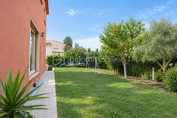C’est dans une **impasse, au calme, dans un secteur recherché de Villelongue-de-la-Salanque**, que je vous propose de découvrir cette belle villa quatre faces, implantée sur une parcelle d’environ **580 m²**.

Une maison qui offre de beaux volumes, de belles prestations et surtout, **un vrai potentiel pour en faire un lieu de vie à votre image**.

Au rez-de-chaussée, vous découvrirez une pièce de vie particulièrement agréable avec un **grand salon-séjour et sa cheminée**, largement ouvert sur l’extérieur grâce aux grandes baies vitrées. La **cuisine équipée avec son îlot central** est parfaitement adaptée à la vie de famille et aux moments partagés.

Ce niveau dispose également d'une **chambre avec douche**, un vrai plus pour recevoir, pour un membre de la famille ou tout simplement pour profiter d'une chambre de plain-pied.

À l'étage, la maison propose **trois chambres supplémentaires ainsi qu'une belle salle de bains**.

Côté confort, la maison est équipée d'une **domotique dernière génération** et d'une **alarme**, permettant de gérer facilement les équipements de la maison et de profiter d'un quotidien plus confortable et sécurisé.

À l'extérieur, la parcelle d'environ **580 m² est entièrement clôturée et sans vis-à-vis**. La maison étant quatre faces, elle bénéficie également d'une belle indépendance autour du bâti.

Un **garage avec porte électrique** vient compléter l'ensemble. La climatisation est présente dans toute la maison

Et c'est justement ce qui m'a plu dans cette maison : elle est déjà très agréable à vivre, mais elle laisse également **la possibilité d'aller encore plus loin et de créer quelque chose qui vous ressemble**.

Le tout dans un environnement calme, tout en étant **proche des commerces et des commodités**.

DPE en cours

📍 **Villelongue-de-la-Salanque**
🏡 **Villa 4 faces – T5**
🌿 **Terrain d'environ 580 m²**
🚗 **Garage avec porte électrique**
🔐 **Alarme + domotique dernière génération**
👀 **Sans vis-à-vis**
💶 **379 900 € honoraires d'agence inclus**

Une maison à découvrir sur place pour vraiment apprécier ses volumes, son environnement et tout ce qu'elle peut encore offrir.

**Pour plus d'informations ou pour organiser une visite, contactez-moi.**

**Sabrina Willaert – BSK Immobilier**
*Votre projet immobilier = un projet humain.*