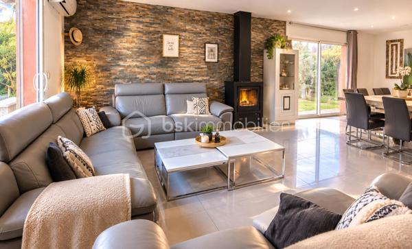 C’est dans une **impasse, au calme, dans un secteur recherché de Villelongue-de-la-Salanque**, que je vous propose de découvrir cette belle villa quatre faces, implantée sur une parcelle d’environ **580 m²**.

Une maison qui offre de beaux volumes, de belles prestations et surtout, **un vrai potentiel pour en faire un lieu de vie à votre image**.

Au rez-de-chaussée, vous découvrirez une pièce de vie particulièrement agréable avec un **grand salon-séjour et sa cheminée**, largement ouvert sur l’extérieur grâce aux grandes baies vitrées. La **cuisine équipée avec son îlot central** est parfaitement adaptée à la vie de famille et aux moments partagés.

Ce niveau dispose également d'une **chambre avec douche**, un vrai plus pour recevoir, pour un membre de la famille ou tout simplement pour profiter d'une chambre de plain-pied.

À l'étage, la maison propose **trois chambres supplémentaires ainsi qu'une belle salle de bains**.

Côté confort, la maison est équipée d'une **domotique dernière génération** et d'une **alarme**, permettant de gérer facilement les équipements de la maison et de profiter d'un quotidien plus confortable et sécurisé.

À l'extérieur, la parcelle d'environ **580 m² est entièrement clôturée et sans vis-à-vis**. La maison étant quatre faces, elle bénéficie également d'une belle indépendance autour du bâti.

Un **garage avec porte électrique** vient compléter l'ensemble. La climatisation est présente dans toute la maison

Et c'est justement ce qui m'a plu dans cette maison : elle est déjà très agréable à vivre, mais elle laisse également **la possibilité d'aller encore plus loin et de créer quelque chose qui vous ressemble**.

Le tout dans un environnement calme, tout en étant **proche des commerces et des commodités**.

DPE en cours

📍 **Villelongue-de-la-Salanque**
🏡 **Villa 4 faces – T5**
🌿 **Terrain d'environ 580 m²**
🚗 **Garage avec porte électrique**
🔐 **Alarme + domotique dernière génération**
👀 **Sans vis-à-vis**
💶 **379 900 € honoraires d'agence inclus**

Une maison à découvrir sur place pour vraiment apprécier ses volumes, son environnement et tout ce qu'elle peut encore offrir.

**Pour plus d'informations ou pour organiser une visite, contactez-moi.**

**Sabrina Willaert – BSK Immobilier**
*Votre projet immobilier = un projet humain.*