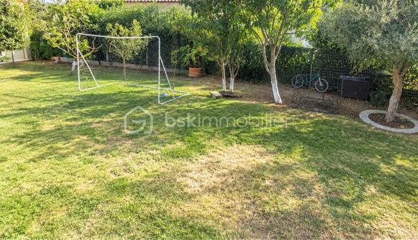 C’est dans une **impasse, au calme, dans un secteur recherché de Villelongue-de-la-Salanque**, que je vous propose de découvrir cette belle villa quatre faces, implantée sur une parcelle d’environ **580 m²**.

Une maison qui offre de beaux volumes, de belles prestations et surtout, **un vrai potentiel pour en faire un lieu de vie à votre image**.

Au rez-de-chaussée, vous découvrirez une pièce de vie particulièrement agréable avec un **grand salon-séjour et sa cheminée**, largement ouvert sur l’extérieur grâce aux grandes baies vitrées. La **cuisine équipée avec son îlot central** est parfaitement adaptée à la vie de famille et aux moments partagés.

Ce niveau dispose également d'une **chambre avec douche**, un vrai plus pour recevoir, pour un membre de la famille ou tout simplement pour profiter d'une chambre de plain-pied.

À l'étage, la maison propose **trois chambres supplémentaires ainsi qu'une belle salle de bains**.

Côté confort, la maison est équipée d'une **domotique dernière génération** et d'une **alarme**, permettant de gérer facilement les équipements de la maison et de profiter d'un quotidien plus confortable et sécurisé.

À l'extérieur, la parcelle d'environ **580 m² est entièrement clôturée et sans vis-à-vis**. La maison étant quatre faces, elle bénéficie également d'une belle indépendance autour du bâti.

Un **garage avec porte électrique** vient compléter l'ensemble. La climatisation est présente dans toute la maison

Et c'est justement ce qui m'a plu dans cette maison : elle est déjà très agréable à vivre, mais elle laisse également **la possibilité d'aller encore plus loin et de créer quelque chose qui vous ressemble**.

Le tout dans un environnement calme, tout en étant **proche des commerces et des commodités**.

DPE en cours

📍 **Villelongue-de-la-Salanque**
🏡 **Villa 4 faces – T5**
🌿 **Terrain d'environ 580 m²**
🚗 **Garage avec porte électrique**
🔐 **Alarme + domotique dernière génération**
👀 **Sans vis-à-vis**
💶 **379 900 € honoraires d'agence inclus**

Une maison à découvrir sur place pour vraiment apprécier ses volumes, son environnement et tout ce qu'elle peut encore offrir.

**Pour plus d'informations ou pour organiser une visite, contactez-moi.**

**Sabrina Willaert – BSK Immobilier**
*Votre projet immobilier = un projet humain.*