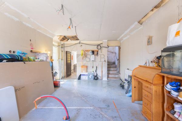 Maison à rénover de 110m2 environ sur 679m2 de terrain en plein coeur de Cruas