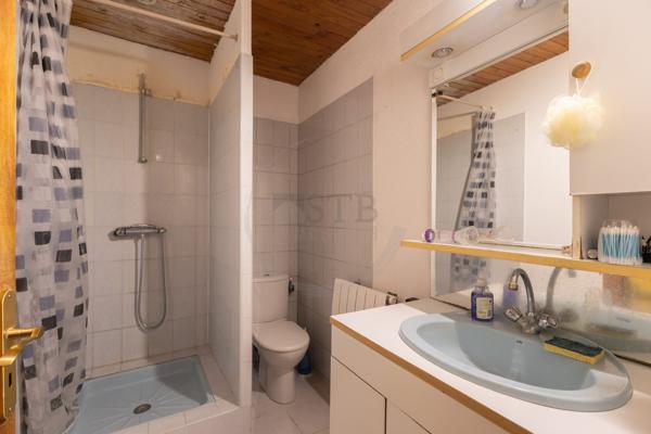 Maison à rénover de 110m2 environ sur 679m2 de terrain en plein coeur de Cruas