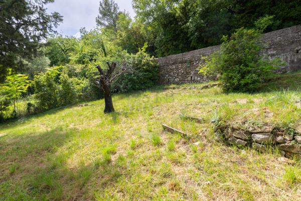 Maison à rénover de 110m2 environ sur 679m2 de terrain en plein coeur de Cruas