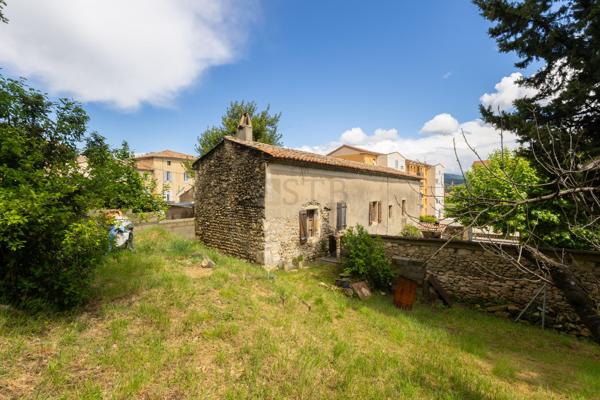 Maison à rénover de 110m2 environ sur 679m2 de terrain en plein coeur de Cruas