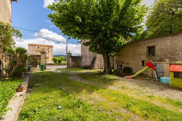 Maison à rénover de 110m2 environ sur 679m2 de terrain en plein coeur de Cruas