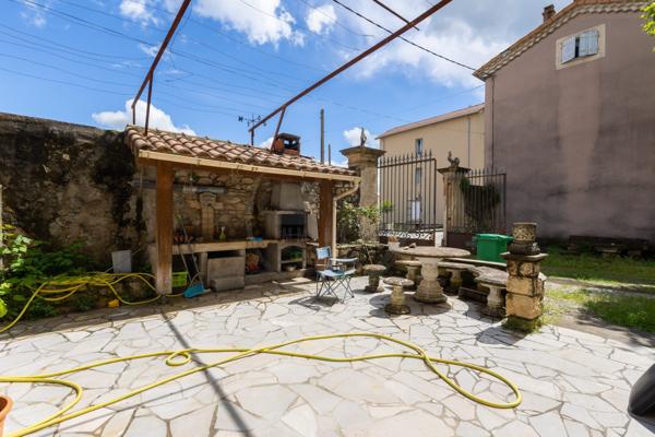 Maison à rénover de 110m2 environ sur 679m2 de terrain en plein coeur de Cruas