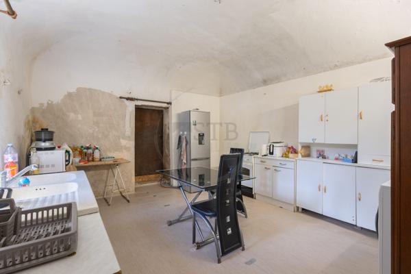 Maison à rénover de 110m2 environ sur 679m2 de terrain en plein coeur de Cruas