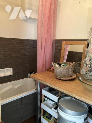 Maison d'habitation construite sur trois niveaux et comprenant 3 chambres , garage et terrain 