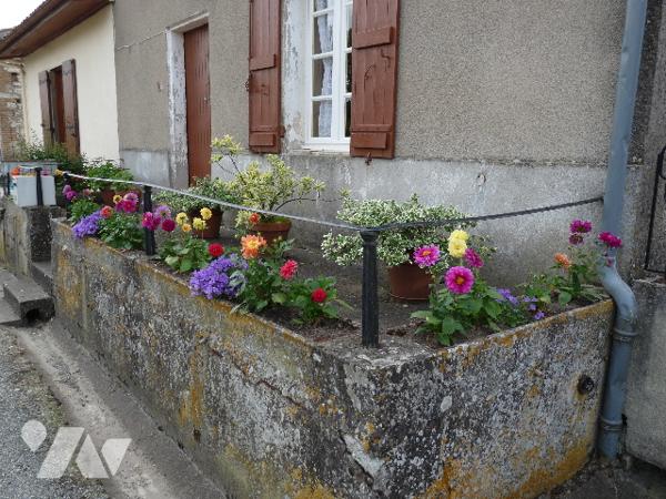 Maison de 108m² sur deux étages avec dépendance et jardin.
