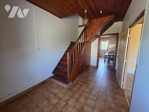 Maison de 108m² sur deux étages avec dépendance et jardin.