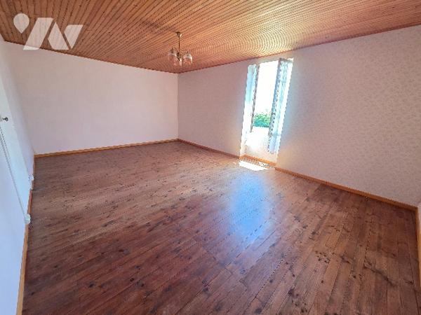 Maison de 108m² sur deux étages avec dépendance et jardin.