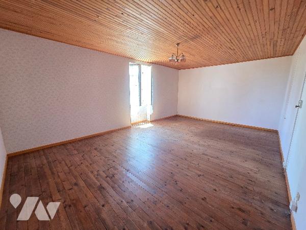 Maison de 108m² sur deux étages avec dépendance et jardin.