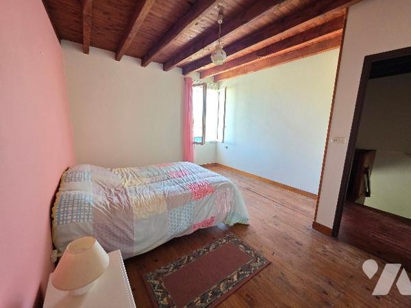 Maison de 108m² sur deux étages avec dépendance et jardin.