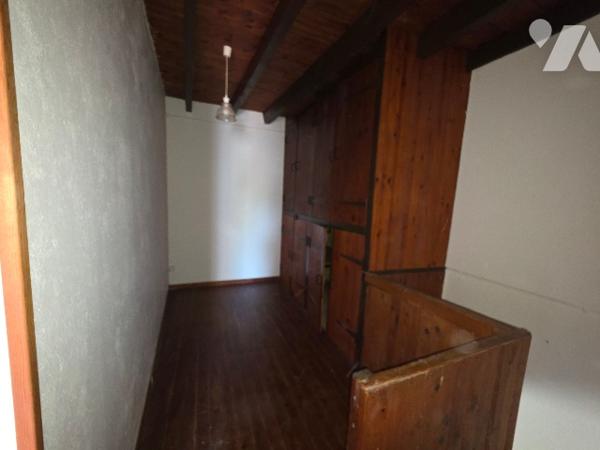 Maison de 108m² sur deux étages avec dépendance et jardin.