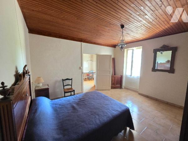 Maison de 108m² sur deux étages avec dépendance et jardin.