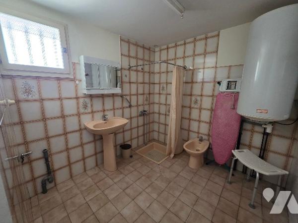 Maison de 108m² sur deux étages avec dépendance et jardin.