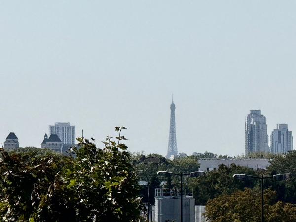 DUPLEX DERNIER ÉTAGE AVEC TERRASSE ET VUE DÉGAGÉE JUSQU’À LA TOUR EIFFEL