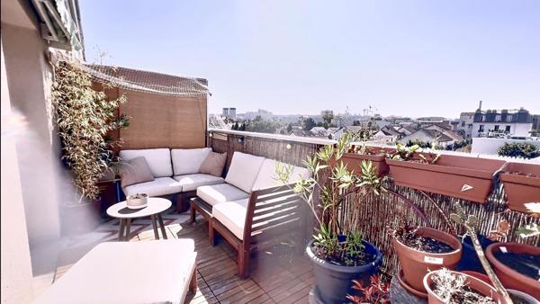 DUPLEX DERNIER ÉTAGE AVEC TERRASSE ET VUE DÉGAGÉE JUSQU’À LA TOUR EIFFEL