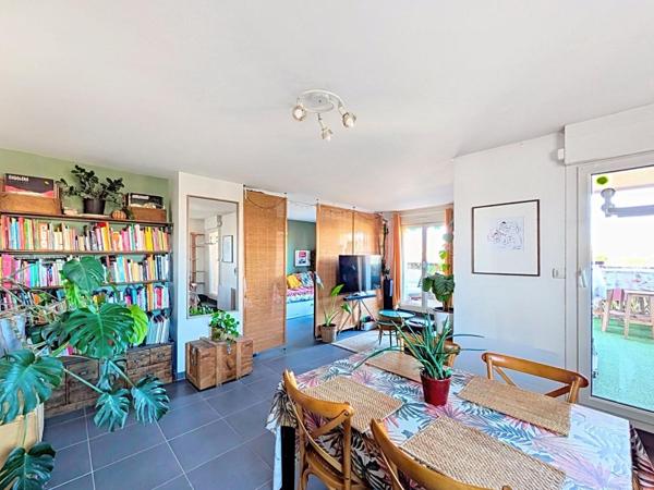 DUPLEX DERNIER ÉTAGE AVEC TERRASSE ET VUE DÉGAGÉE JUSQU’À LA TOUR EIFFEL