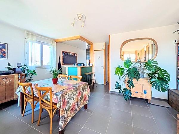 DUPLEX DERNIER ÉTAGE AVEC TERRASSE ET VUE DÉGAGÉE JUSQU’À LA TOUR EIFFEL