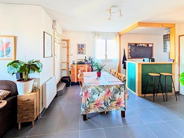 DUPLEX DERNIER ÉTAGE AVEC TERRASSE ET VUE DÉGAGÉE JUSQU’À LA TOUR EIFFEL