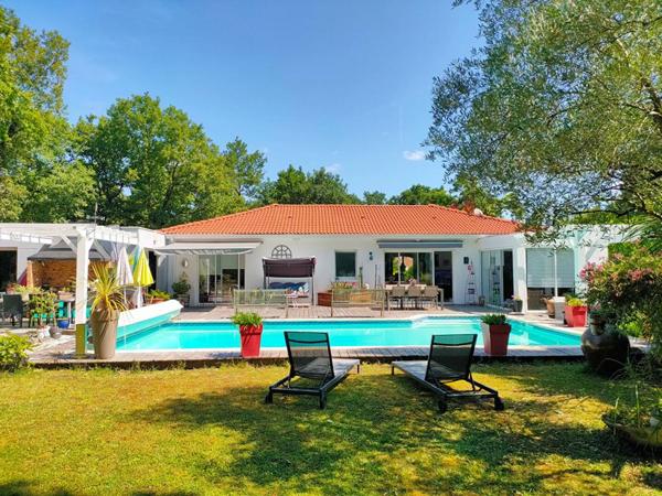 ENSEMBLE 208 m² MAISON + STUDIO - PISCINE - GARAGES AVEC TERRAIN 2621 m²