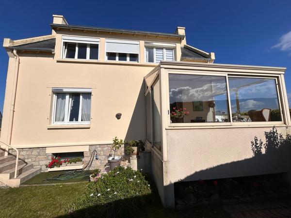 Maison proche du port de plaisance, petite vue mer