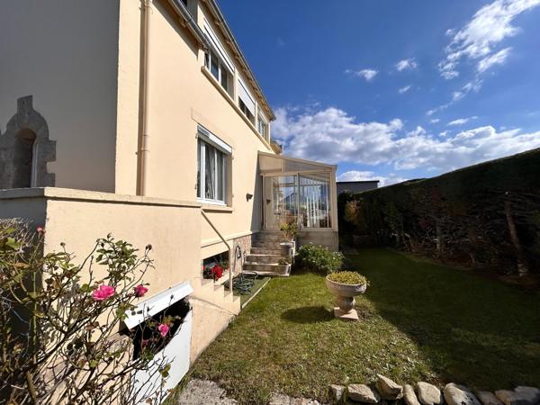 Maison proche du port de plaisance, petite vue mer