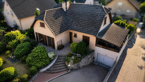 Maison familiale avec grand garage.