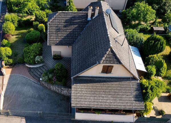 Maison familiale avec grand garage.