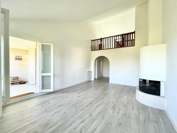 Superbe T6 en duplex, rénové.