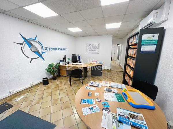 Centre Bourgoin vitrine sur rue passante