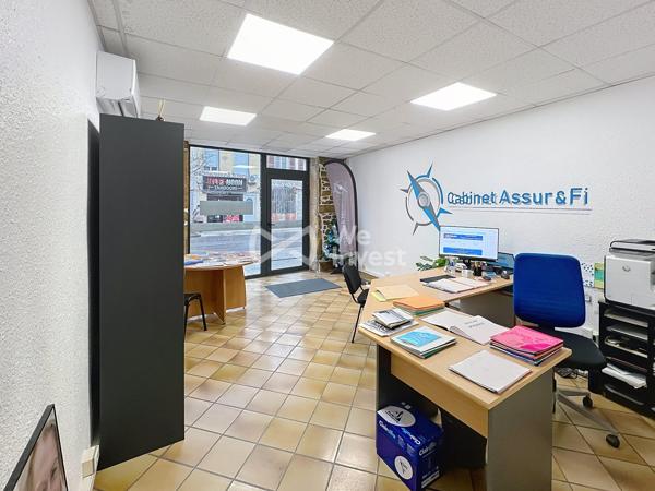 Centre Bourgoin vitrine sur rue passante