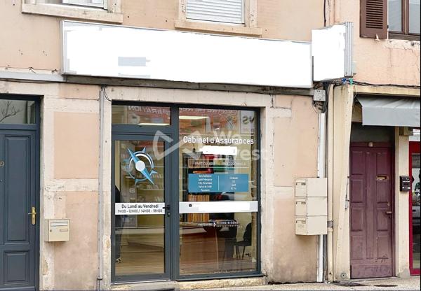 Centre Bourgoin vitrine sur rue passante