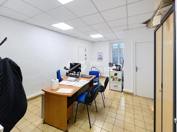 Centre Bourgoin vitrine sur rue passante